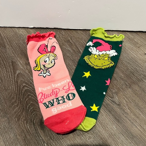 LAST ONE! Grinch and Cindy Lou-Who Ruffled Crew Socks- Unisex Size 9-11- NEW - Picture 1 of 4